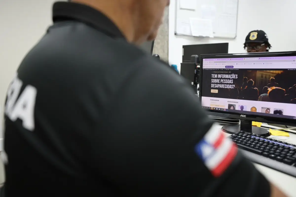 Policial civil olhando o monitor