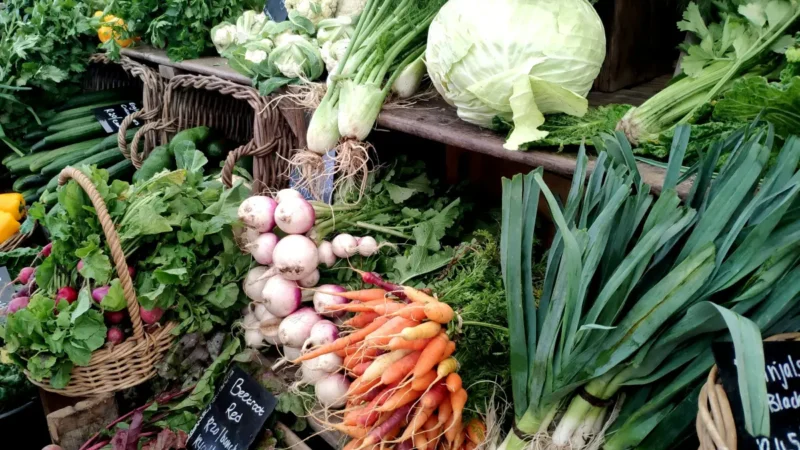 verdudas, legumes e raizes em uma áreo do supermercado
