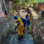 Limpeza de canais avança em ruas do bairro Portão