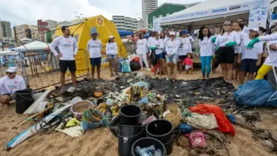Limpeza retira 250 kg de lixo da praia do Rio Vermelho