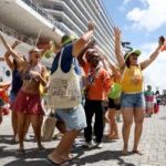 Maior cruzeiro da temporada desembarca 5 mil em Salvador