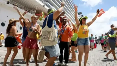 Maior cruzeiro da temporada desembarca 5 mil em Salvador