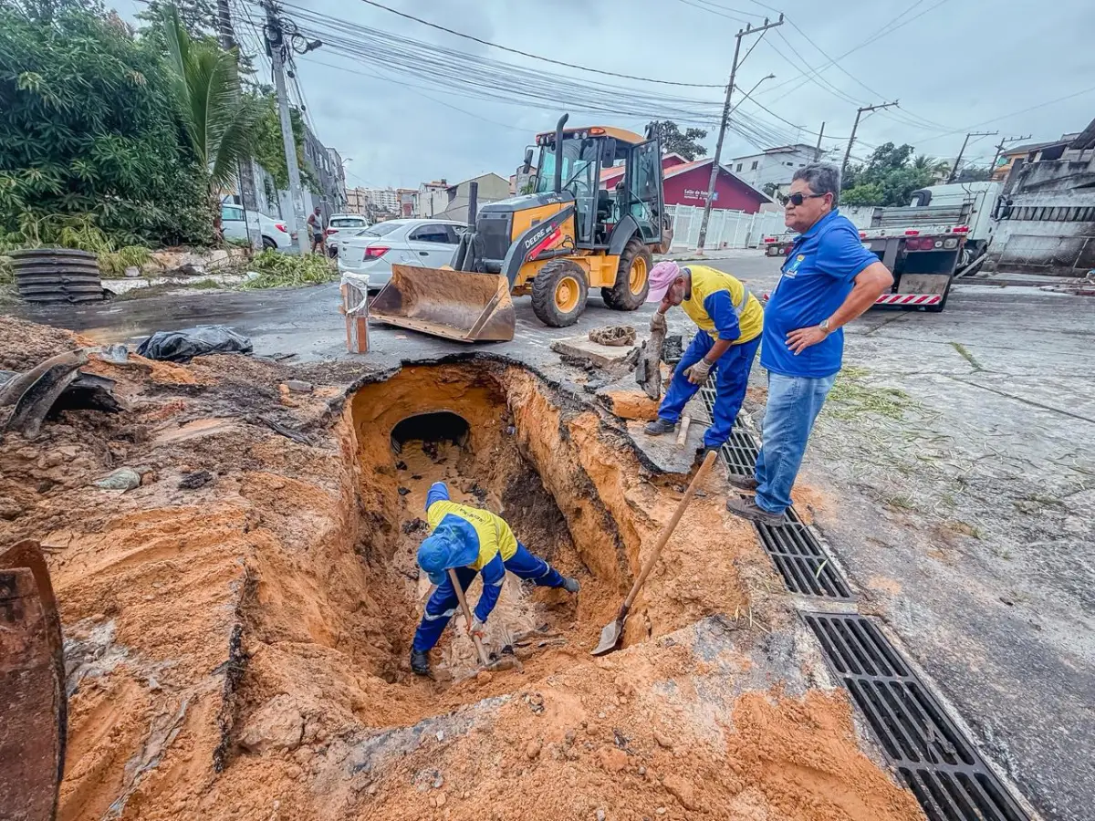 Obra em tubulação em uma rua em Lauro de Freitas