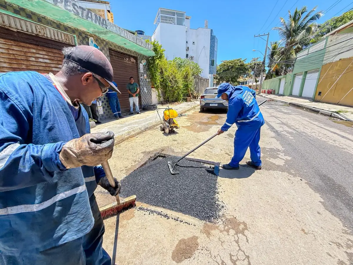Trabalhadores asfaltando as ruas em Lauro de Freitas