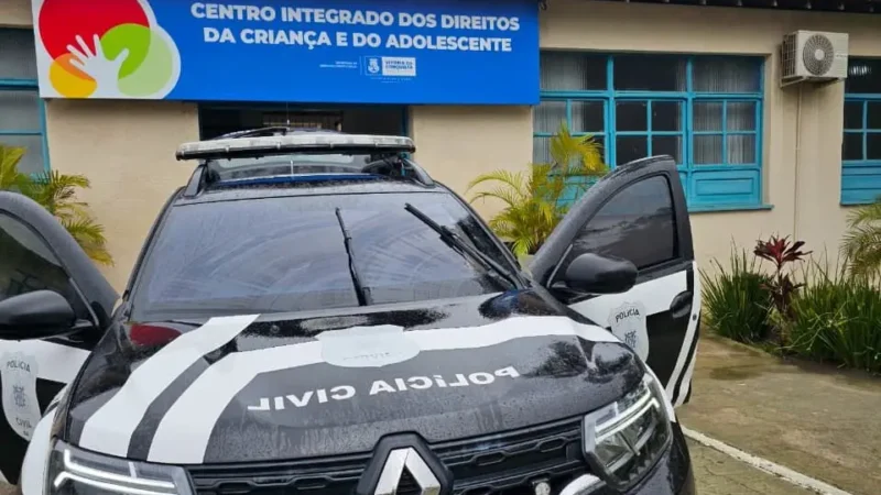 viatura policial em frente ao Centro Integrado dos Direitos da criança e do adolescente