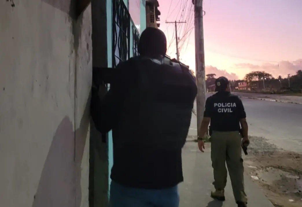 Policiais em operação para prender Pai é preso em Coribe por estupro contra filha de 20 anos