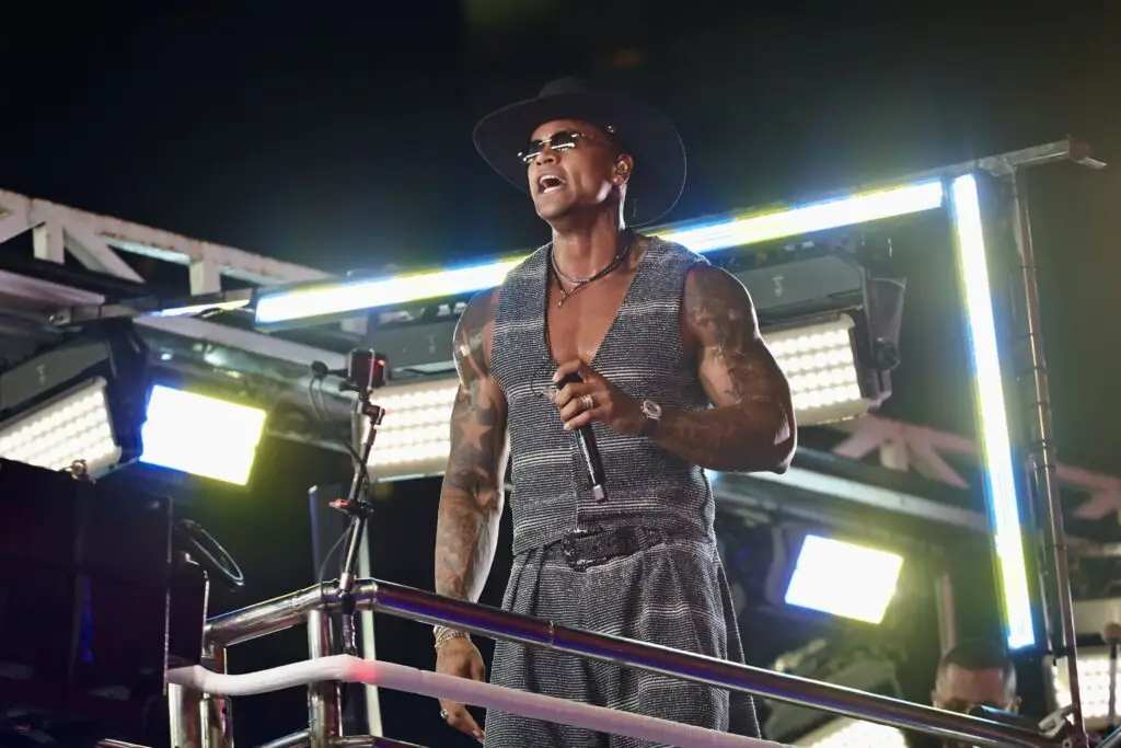 Léo Santana cantando no palco