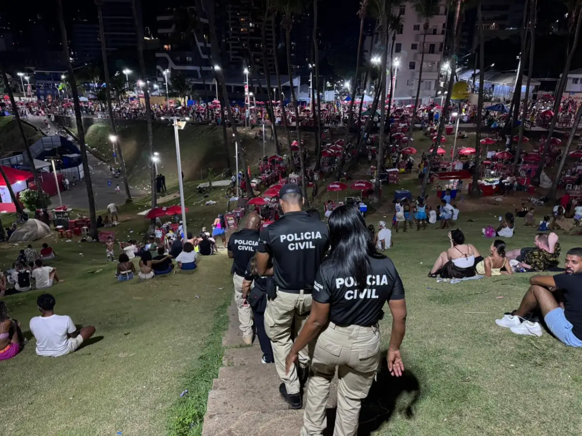 Policia em operação, fazendo abordagens buscaram drogas, armas e outros ilícitos, além de coibir crimes patrimoniais e sexuais na Barra