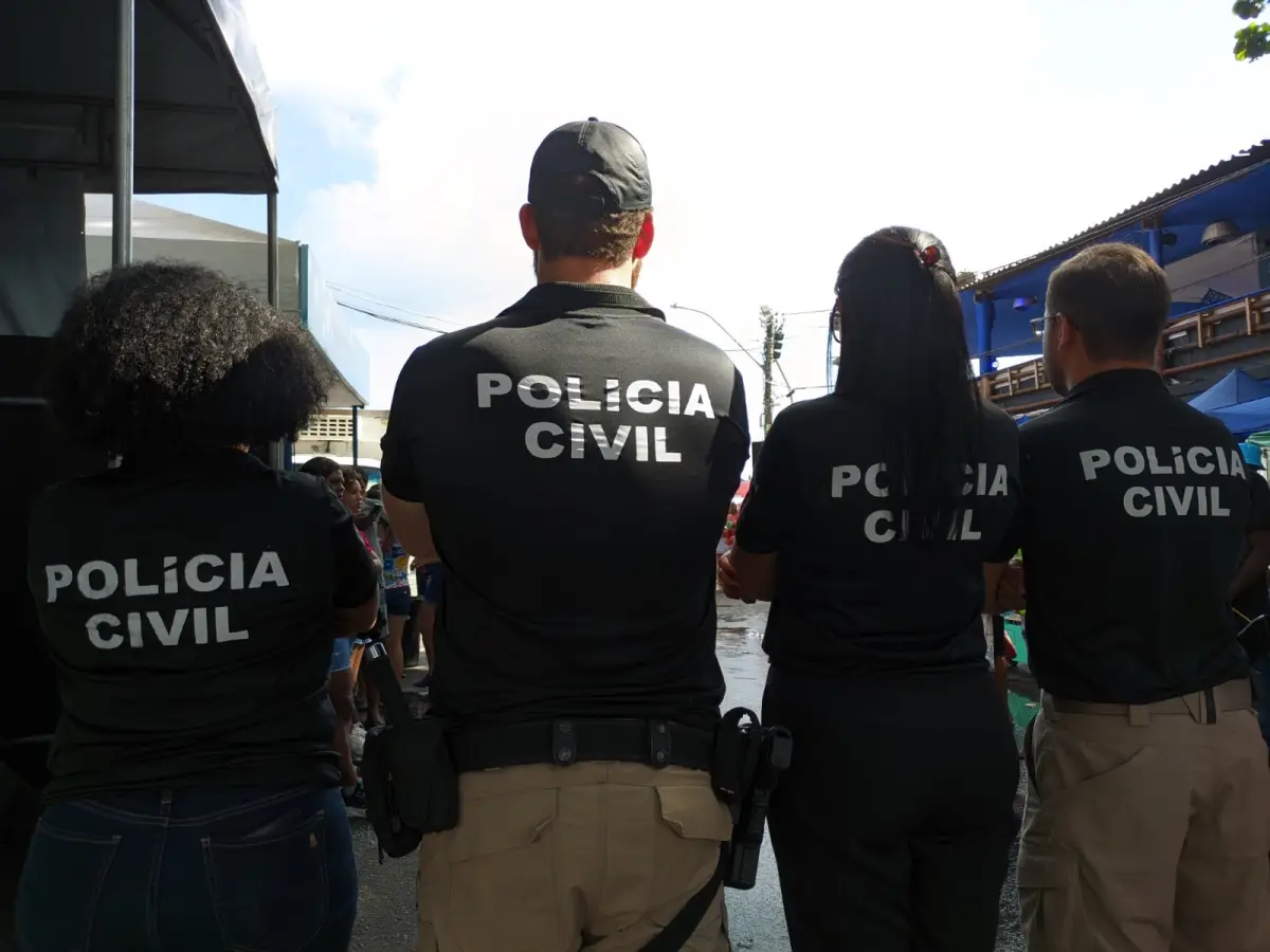Três policiais civis na rua