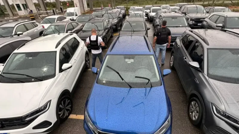 Espaço com carros e dois policiais no meio deles