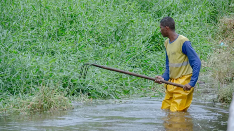 Trabalhador limpando Rio Sapato