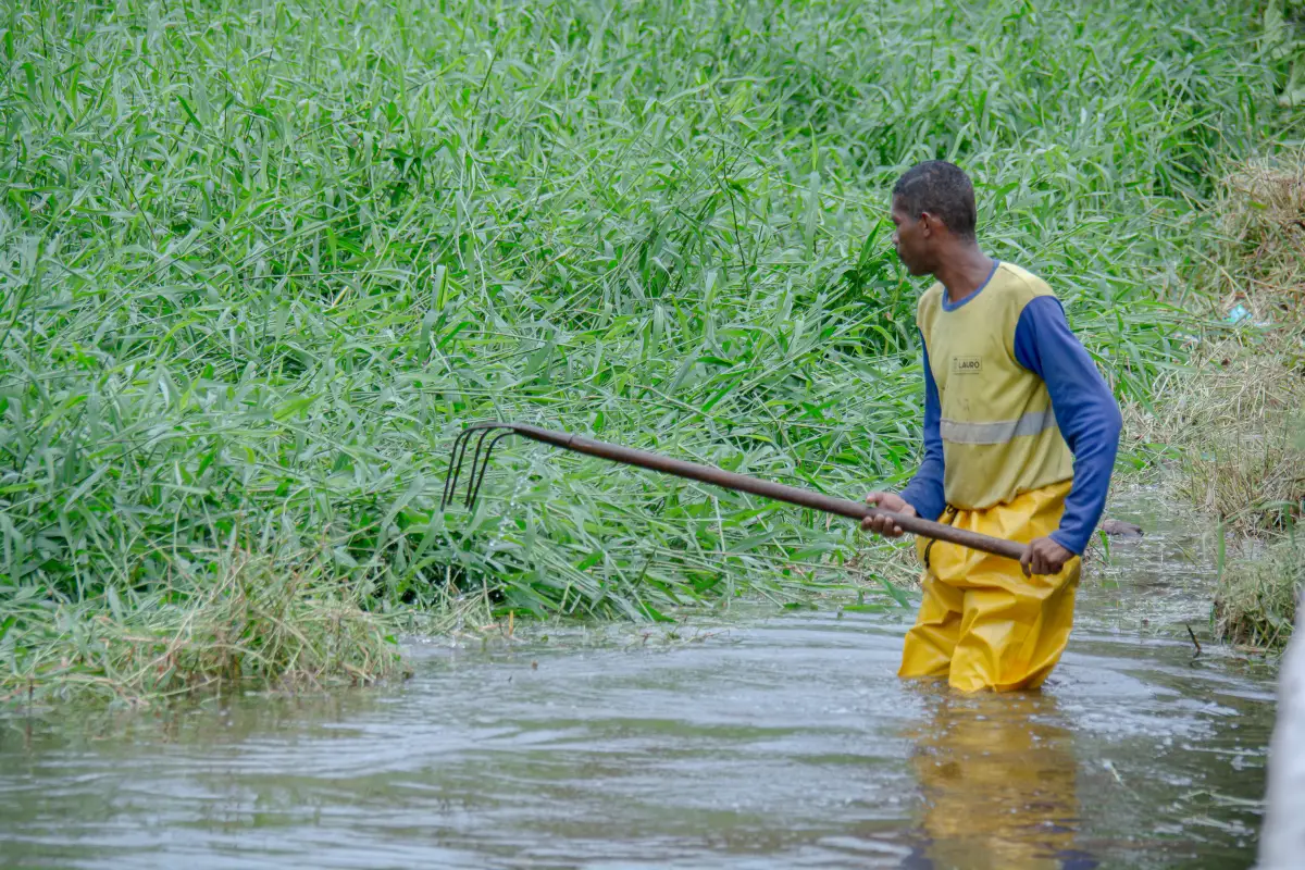 Trabalhador limpando Rio Sapato