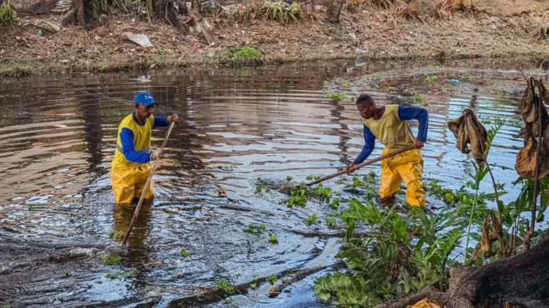 Rio Sapato sendo limpo pelos trabalhadores