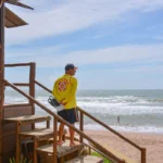 Salva-vidas ampliam horário na orla de Lauro de Freitas