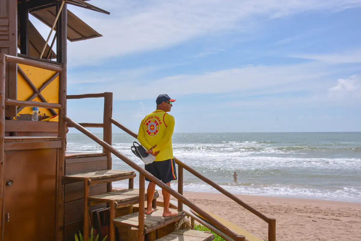 Salva-vidas olhando o mar de Lauro de Freitas