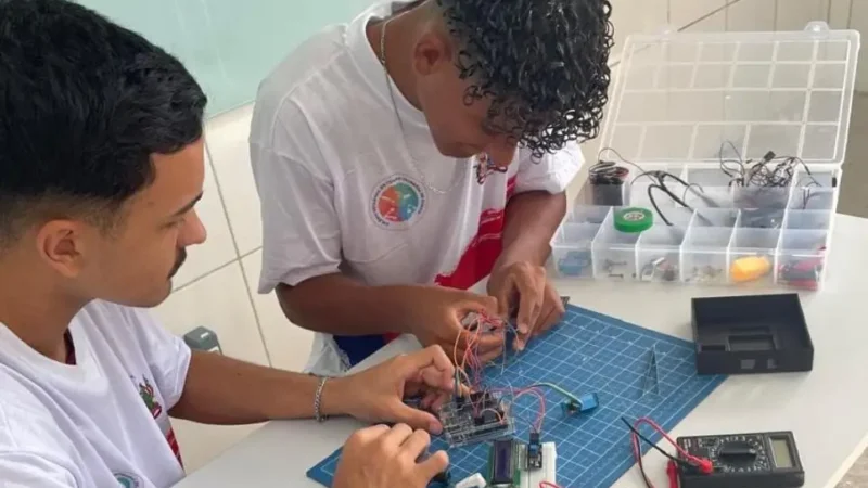 Alunos fazendo robotica