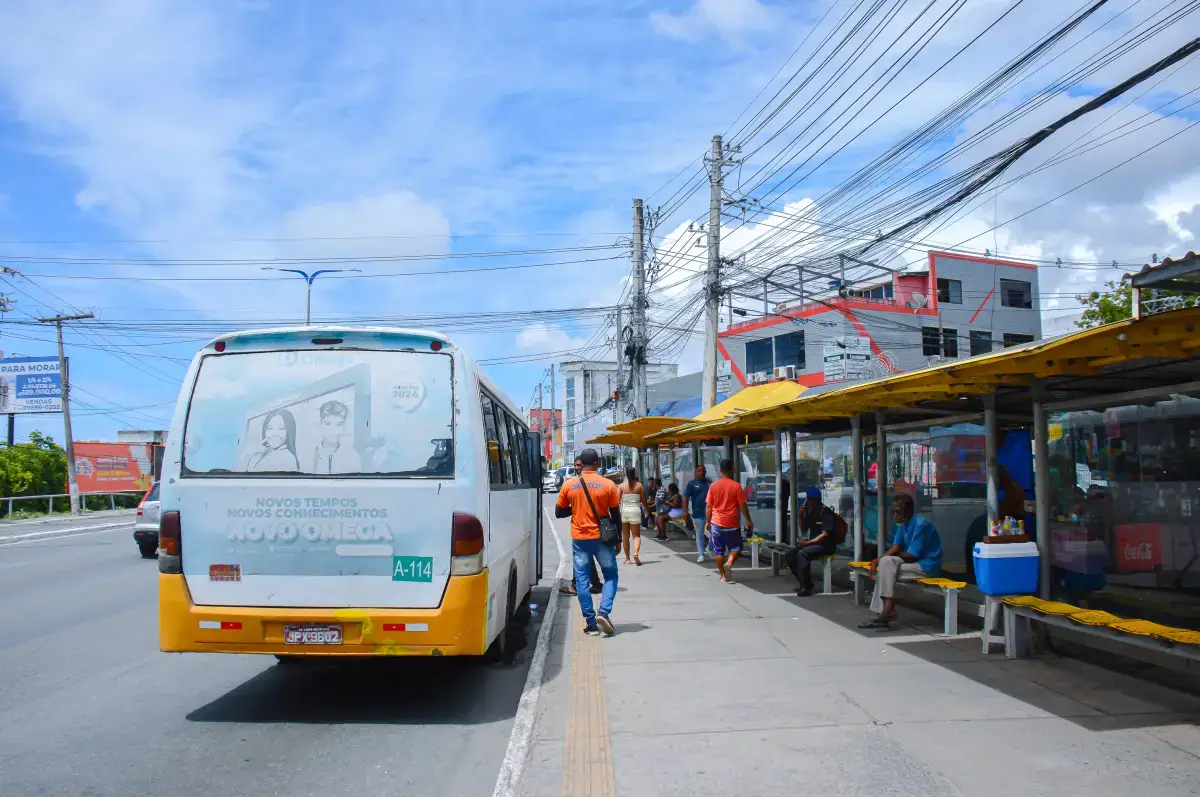 ônibus/topique na rua de Salvador em um ponto de ônibus