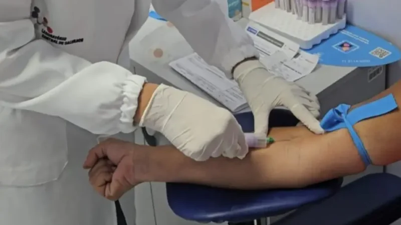 Enferneira tirando sangue de paciente para análise