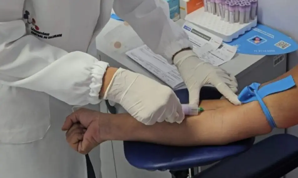 Enferneira tirando sangue de paciente para análise Enferneira tirando sangue de paciente para análise