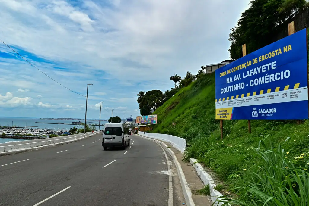 Trecho da Avenida Contorno com fila de carros