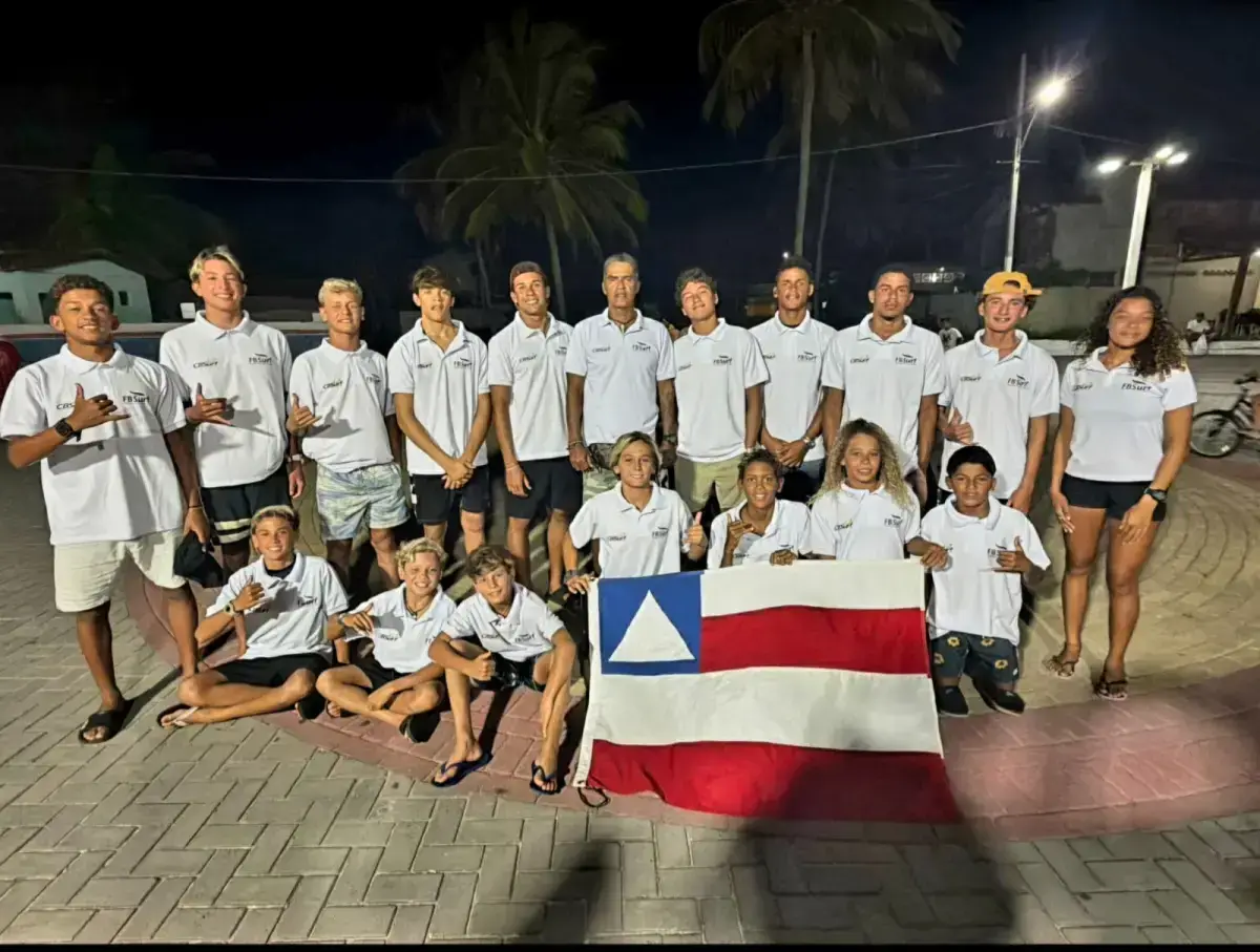 Atletas da delega&ccedil;&atilde;o baiana de surf competindo na Praia de Barra do Camaratuba, Para&iacute;ba