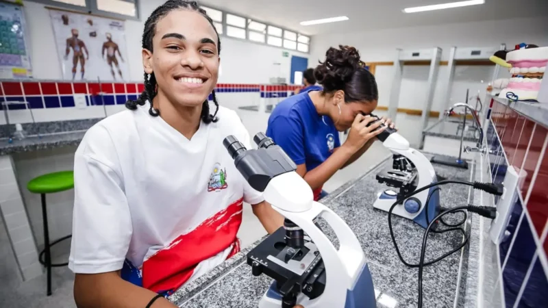 Estudantes do estadual na sala de química