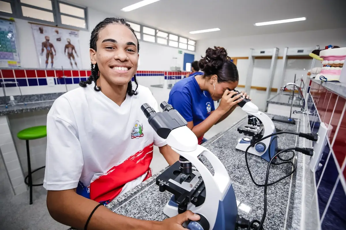 Estudantes do estadual na sala de química