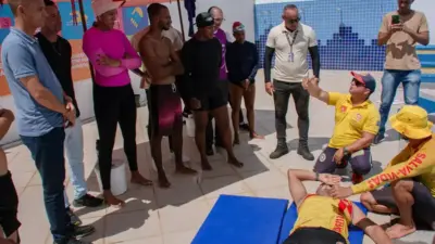 Capacita&ccedil;&atilde;o em salvamento aqu&aacute;tico prepara 10 professores da Arena de Lauro de Freitas