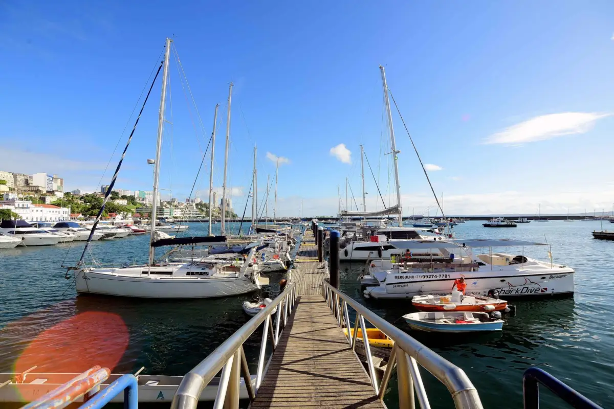 Seto náutico com vbarcos atracados