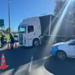 Carreta quebrada na Santos Dumont trava tr&acirc;nsito em Lauro de Freitas