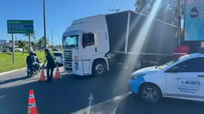 Carreta quebrada na Santos Dumont trava tr&acirc;nsito em Lauro de Freitas