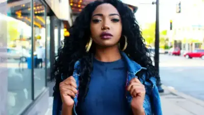 Mulher com roupa zul ohando para c&acirc;mera