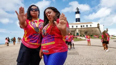Duas corredoras defrente ao Farol da Barra