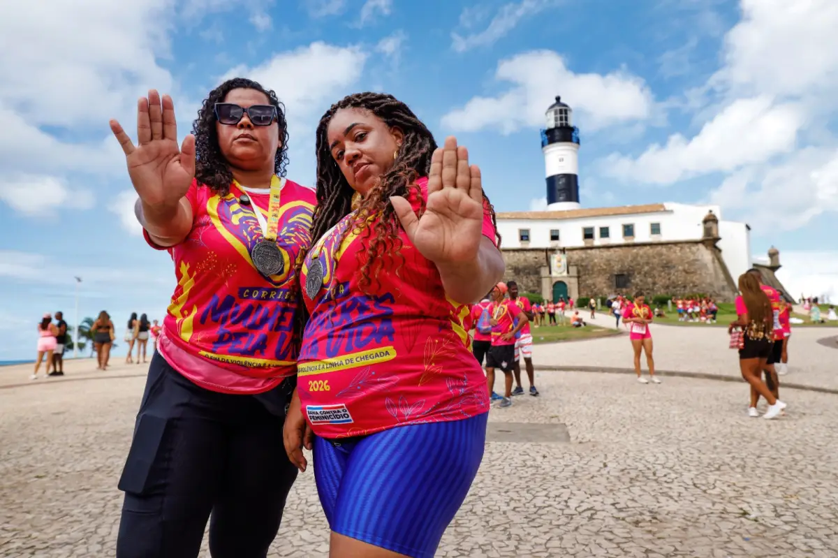 Duas corredoras defrente ao Farol da Barra Duas corredoras defrente ao Farol da Barra