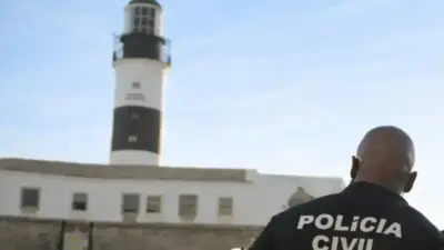 Irm&atilde;os presos por roubo a turista usavam patinetes na Barra