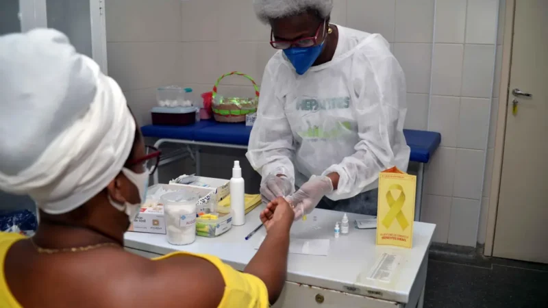 Mulher em atendimento de saúde