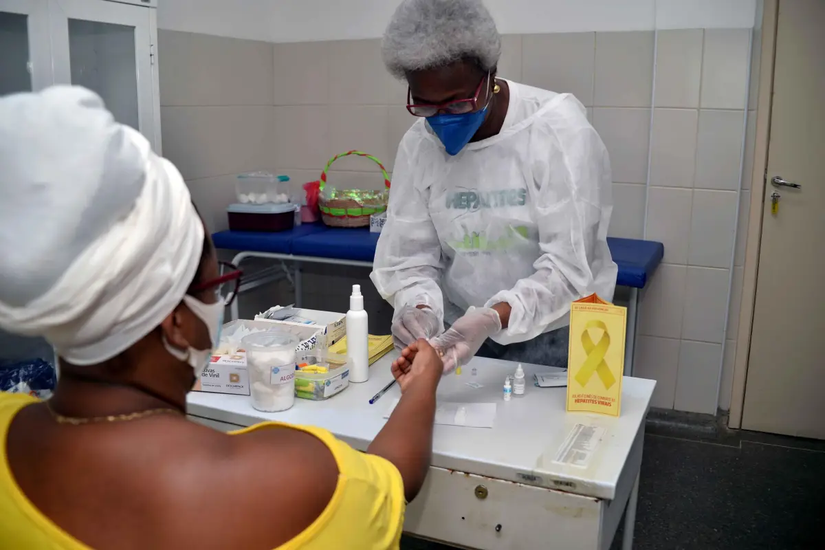 Mulher em atendimento de saúde