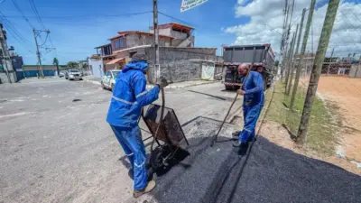 Homens asfaltando rua em Lauro de Freitas