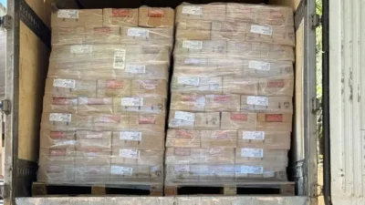 Pol&iacute;cia apreende 25 toneladas de salsicha vencida na BR-324 com destino a Salvador