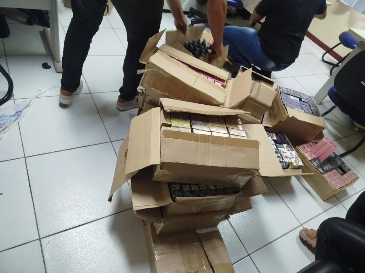 caixa com perfumes falsificados