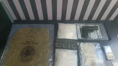 Pol&iacute;cia apreende drogas de alto valor e simulacro de arma em Feira