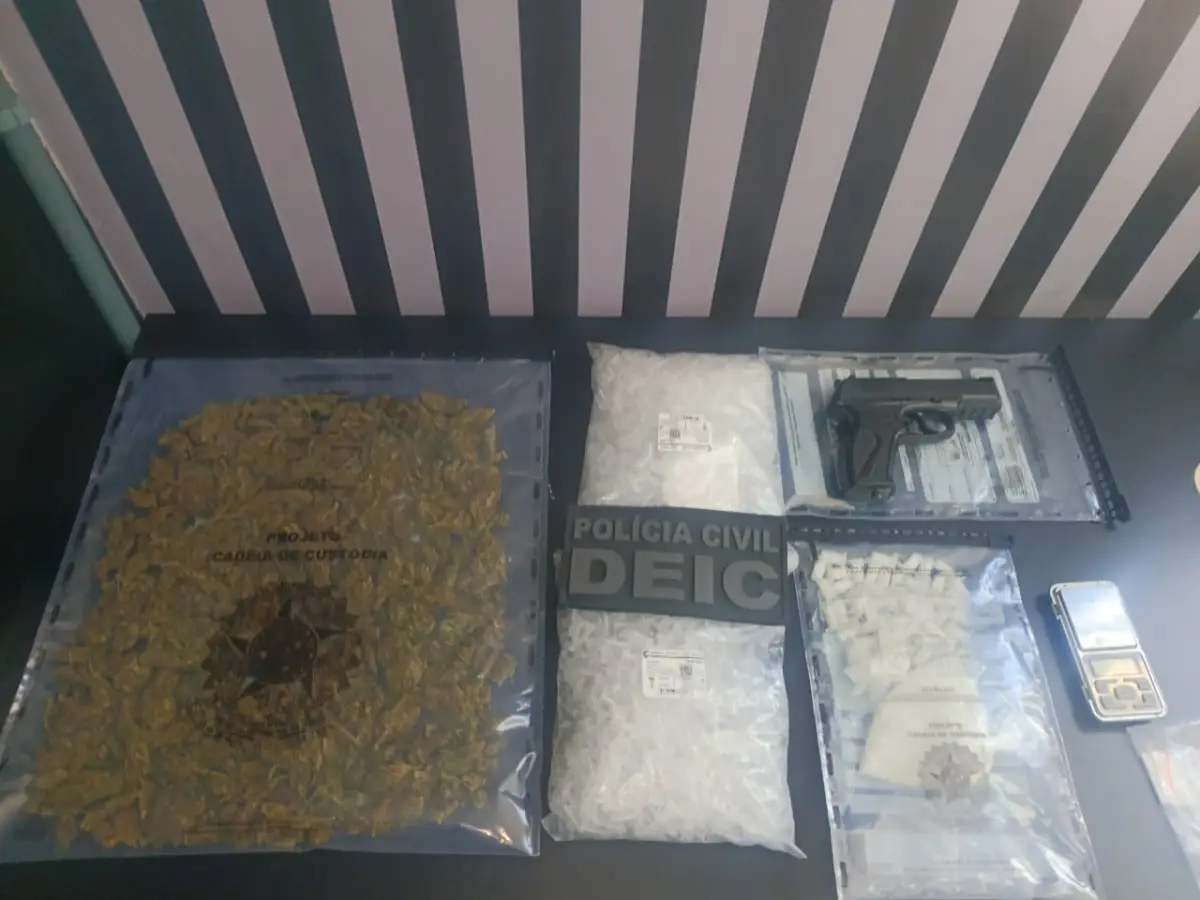 drogas e simulacros apreendidos pela policia em Feira de Santana