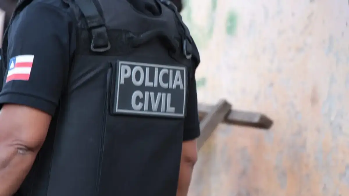 Policial civil de costas