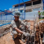 Prefeita vistoria obra da Praça Santa Bárbara em Itinga