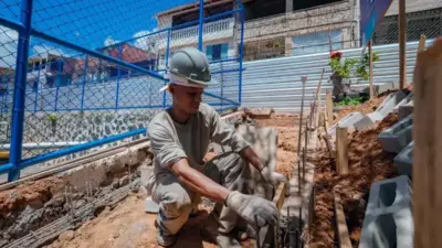 Prefeita vistoria obra da Pra&ccedil;a Santa B&aacute;rbara em Itinga
