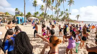 Projeto Vou &agrave; Praia leva esporte e sa&uacute;de a moradores de Lauro de Freitas