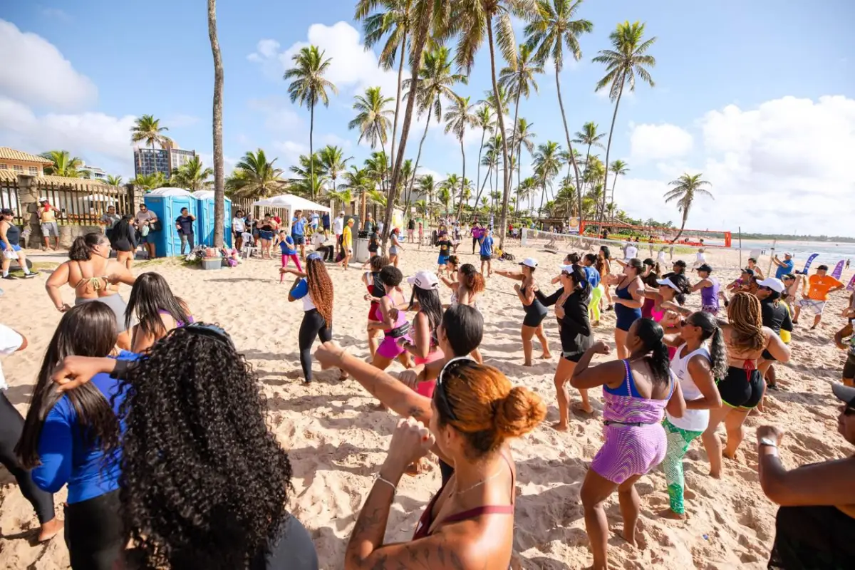 Moradores de Lauro de Freitas participando do evento na praia