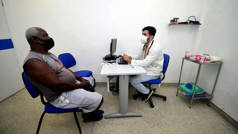 Paciente sendo atendido no consultório médico