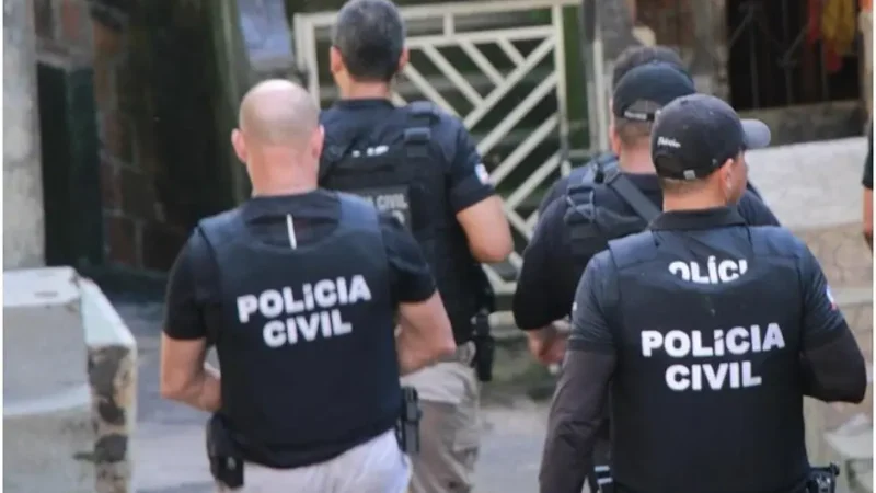 Policiais civis indo prender suspeito de marar idosa em Feira de Santana