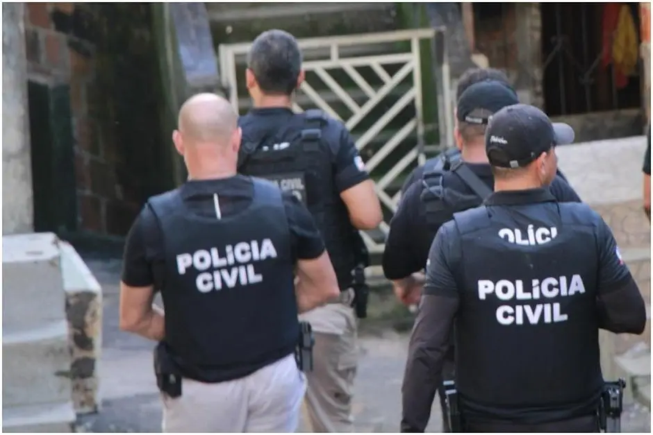 Policiais civis indo prender suspeito de marar idosa em Feira de Santana